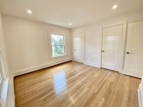 40 E Maple St in New Canaan, CT - Building Photo - Building Photo