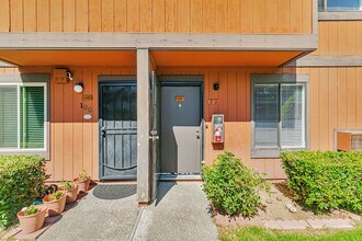 38627 Cherry Ln in Fremont, CA - Foto de edificio - Building Photo
