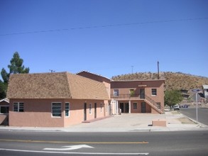 301 N 1st Ave in Barstow, CA - Foto de edificio - Building Photo