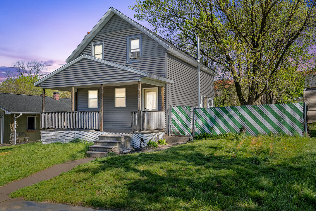 102 W Walnut St in Anamosa, IA - Building Photo