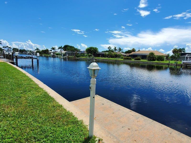 423 Vía Cintia in Punta Gorda, FL - Building Photo