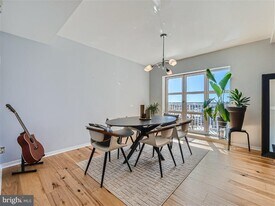 250 S President St in Baltimore, MD - Building Photo