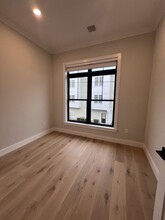 165 Everett St, Unit 203 in Boston, MA - Foto de edificio - Building Photo
