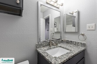 1919 W Tarrant Rd, Unit 405 in Grand Prairie, TX - Foto de edificio - Building Photo