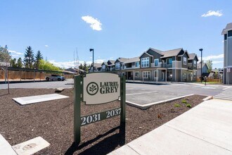 Red Hawk and Laurel Grey in Bend, OR - Foto de edificio - Building Photo