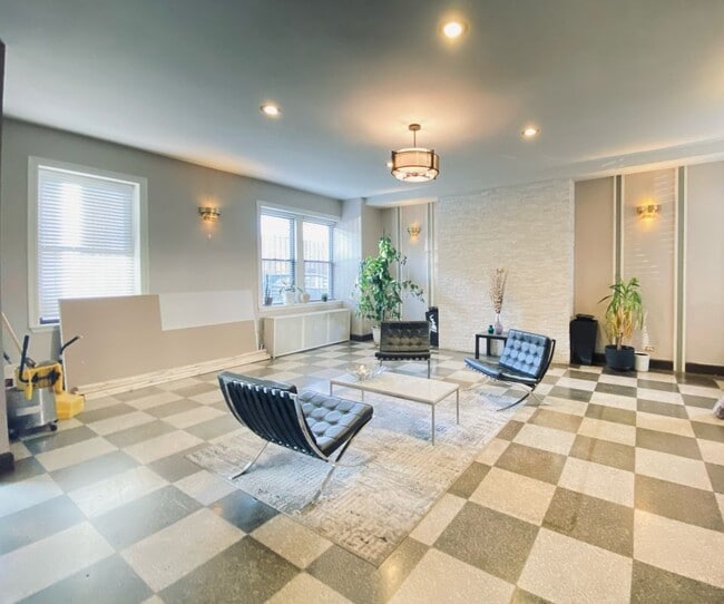 property at 3933 N Clarendon Ave