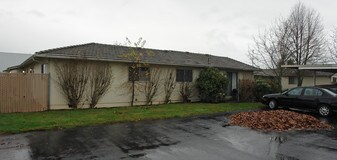 Hollywood Park Apartments in Salem, OR - Building Photo