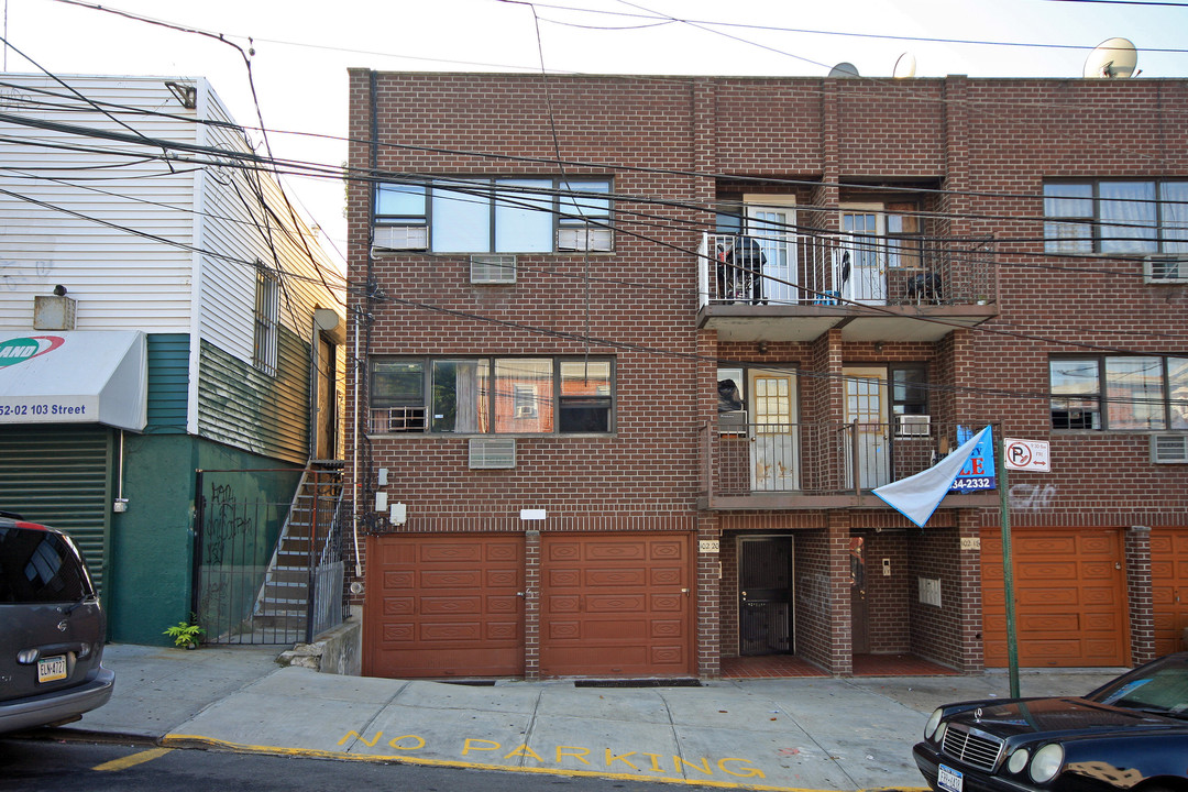 10220 Strong Ave in Flushing, NY - Building Photo