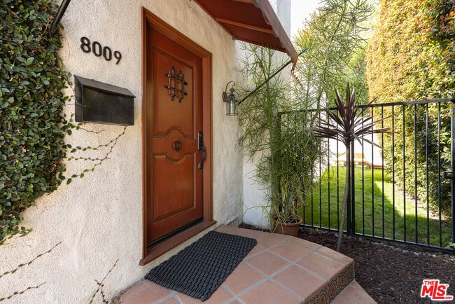 8009 Clinton St in Los Angeles, CA - Building Photo - Building Photo