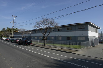 27808-27854 Huntwood Ave in Hayward, CA - Foto de edificio - Building Photo