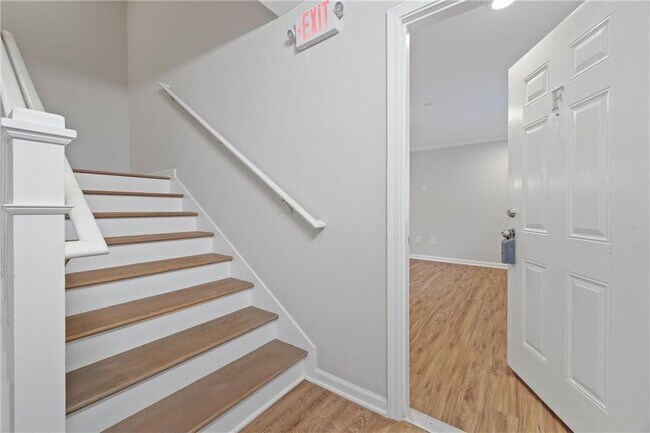 305 Winding River Dr in Atlanta, GA - Building Photo - Building Photo
