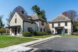 203 Store Hill Rd in Old Westbury, NY - Building Photo - Building Photo