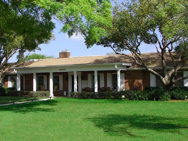 Lakeshore Villas in Tampa, FL - Foto de edificio