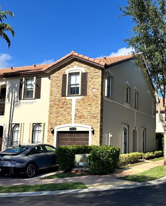 3173 NW 102nd Path in Doral, FL - Building Photo