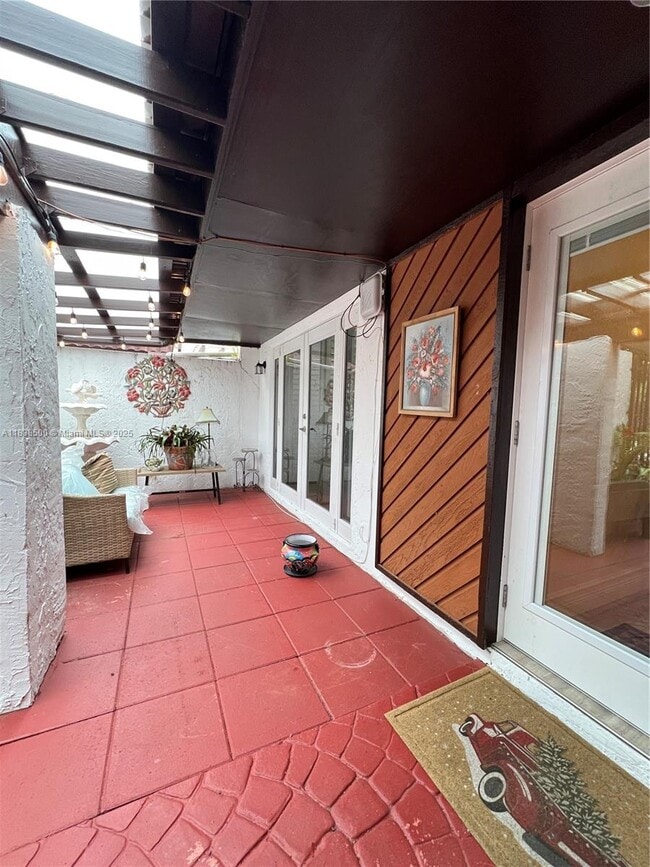 528 NE 195th St in Miami, FL - Building Photo - Building Photo