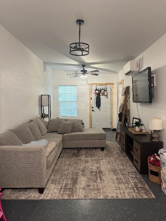 134 Co Rd 743 in Buna, TX - Building Photo