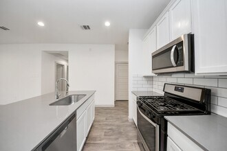 7806 Cattleman Vly Dr in Arcola, TX - Foto de edificio - Building Photo