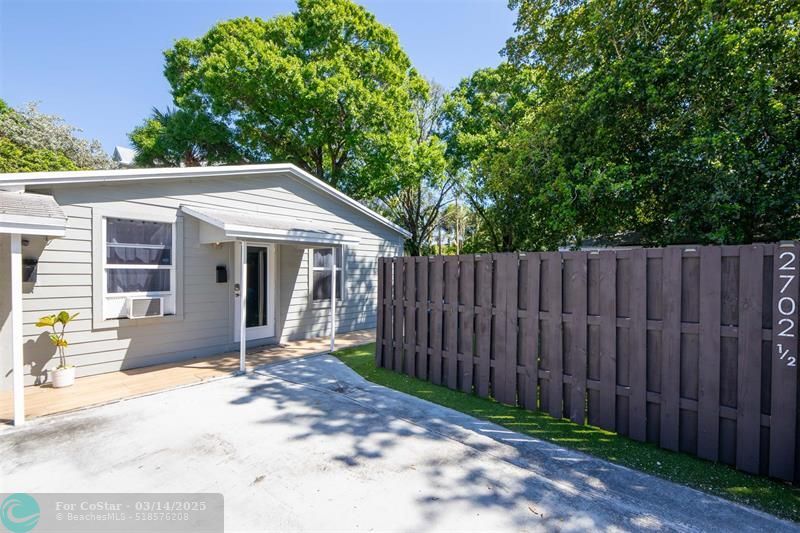 2702 NE 9th Ave in Wilton Manors, FL - Building Photo