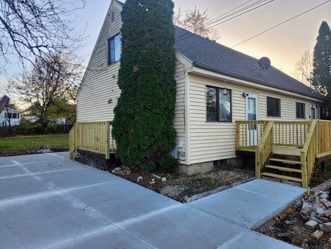 1627 E Glenwood Dr in Des Moines, IA - Building Photo - Building Photo