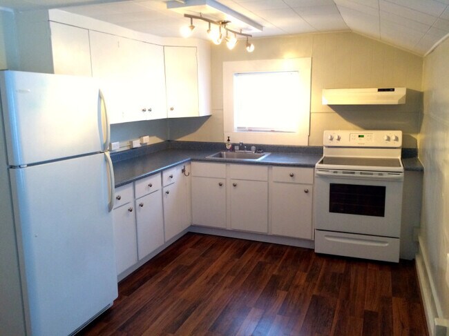 17 Pine St, Unit A in Potsdam, NY - Building Photo - Building Photo