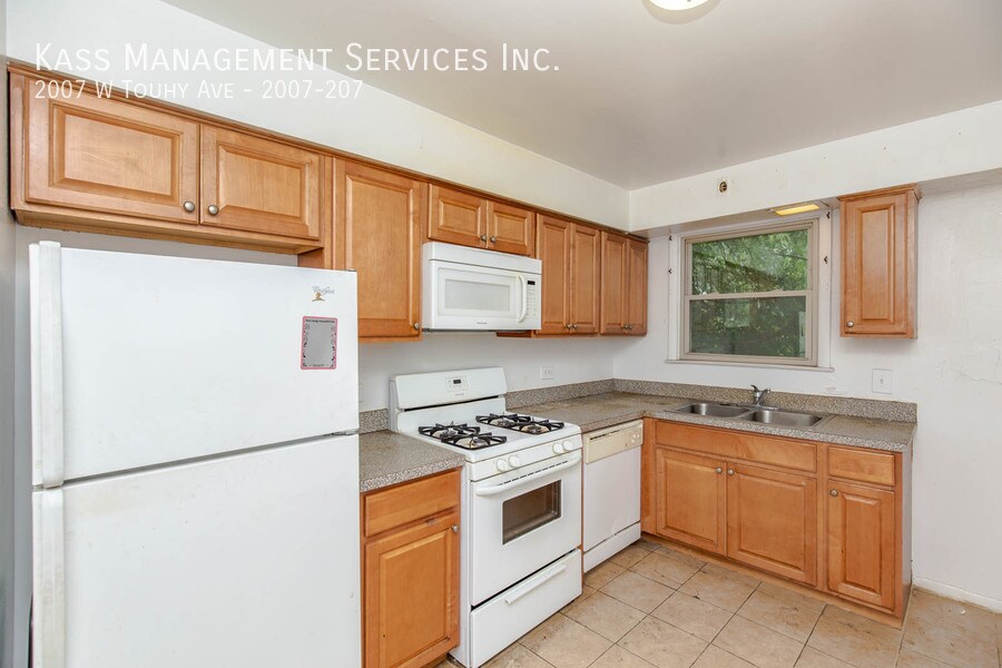 2007 W Touhy Ave in Chicago, IL - Building Photo