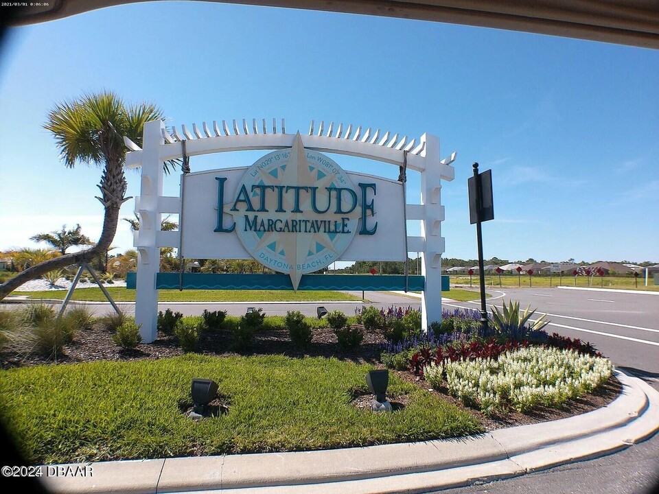 493 Margaritaville Ave in Daytona Beach, FL - Foto de edificio