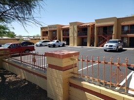 Roger Plaza Apartments in Tucson, AZ - Building Photo