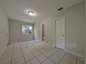 5239 Pennant Dr in Jacksonville, FL - Foto de edificio - Building Photo