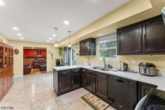 31 Chestnut Cir in Franklin Township, NJ - Foto de edificio - Building Photo