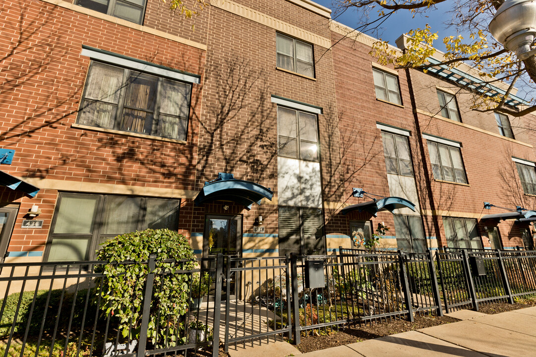 511 W Elm St, Unit 434 in Chicago, IL - Building Photo