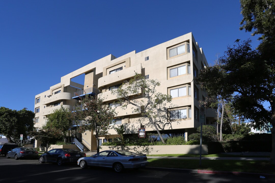 w10323 in Los Angeles, CA - Building Photo