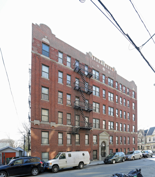 329 E 197th St in Bronx, NY - Foto de edificio