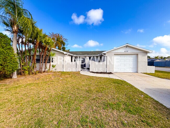6135 Seabreeze Dr in Port Richey, FL - Building Photo - Building Photo