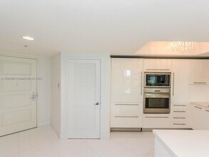 150 Sunny Isles Blvd, Unit 1-1101 in Sunny Isles Beach, FL - Foto de edificio - Building Photo