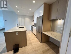 567 Clarke Rd in Coquitlam, BC - Building Photo - Building Photo