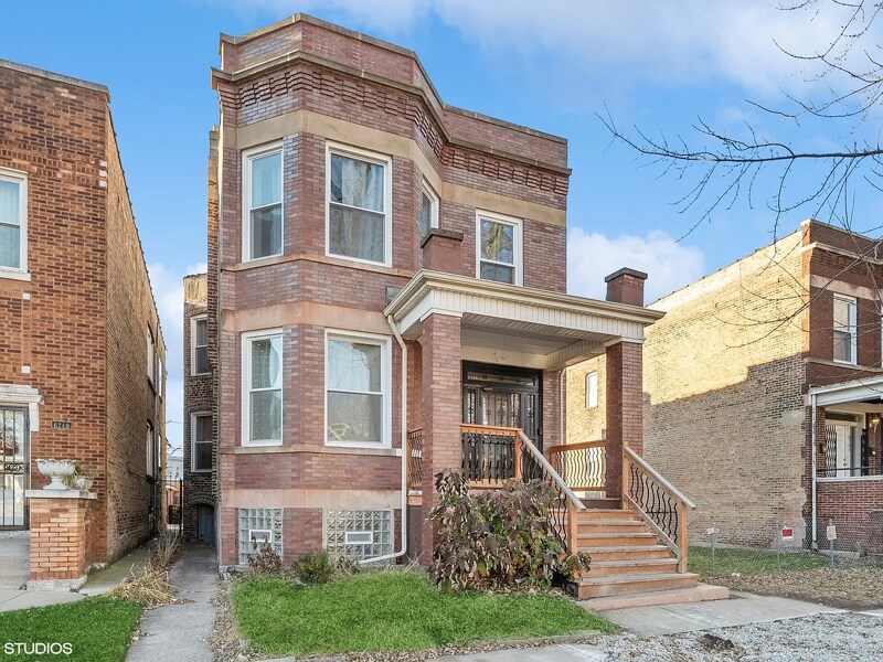 6744 S St Lawrence Ave in Chicago, IL - Building Photo