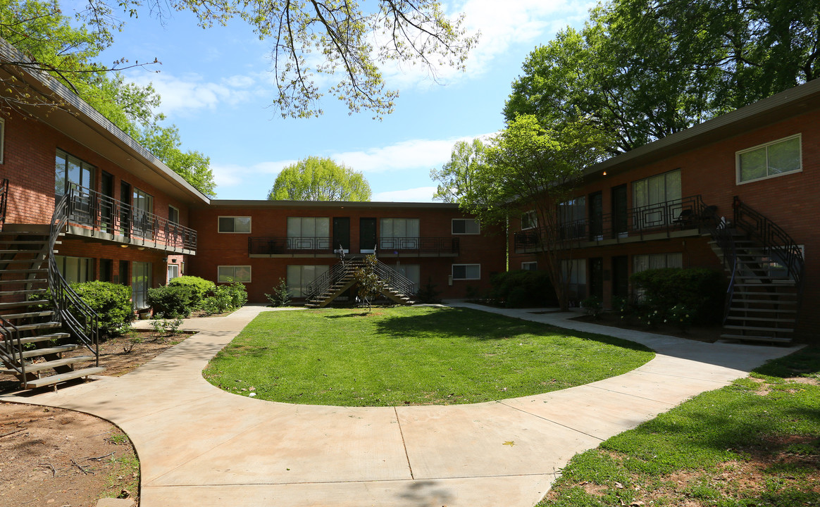 Woodland Apartments in Atlanta, GA - Foto de edificio