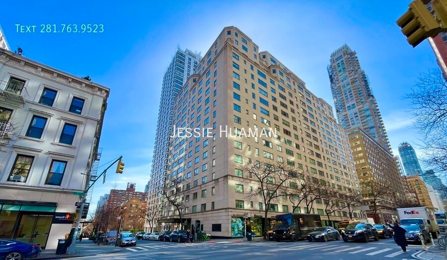 200 E 71st St in New York, NY - Building Photo