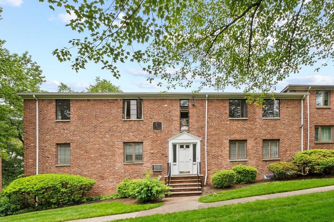 33B Troy Dr, Unit B in Springfield, NJ - Building Photo