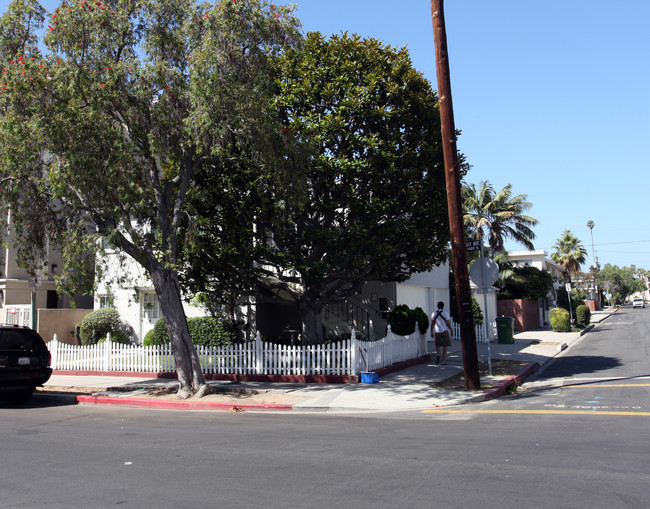 11900 Rochester Ave in Los Angeles, CA - Building Photo - Building Photo