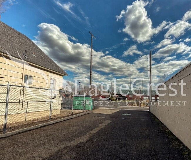 706 S College Ave in College Place, WA - Building Photo - Building Photo