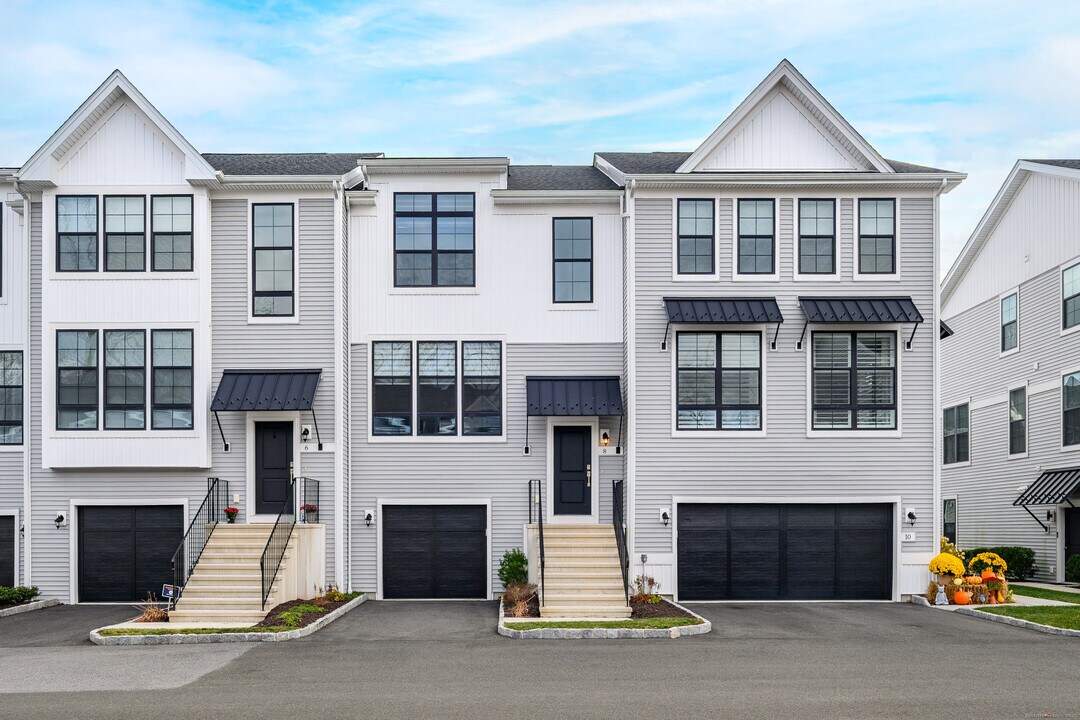 8 Brentwood Cir in Danbury, CT - Building Photo