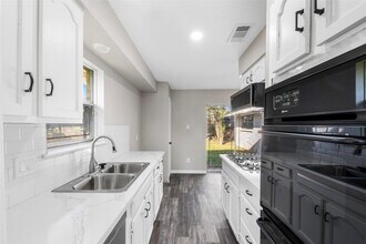 9627 Glenwood Forest Dr in Houston, TX - Building Photo - Building Photo