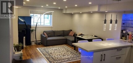 928 Wayne Dr in Newmarket, ON - Building Photo - Building Photo