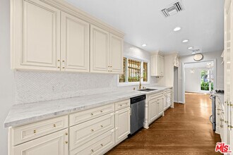 224 S Palm Dr in Beverly Hills, CA - Building Photo - Building Photo