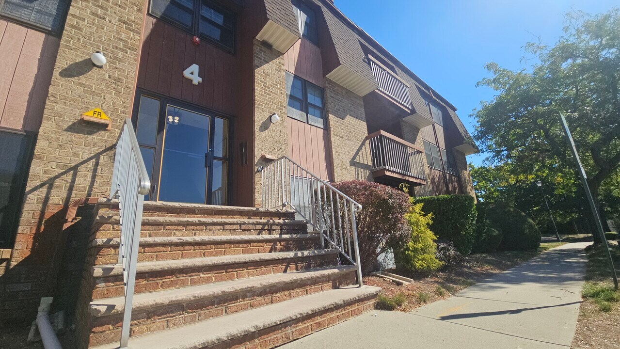 42 Powderhorn Ct, Unit 42 Powderhorn Ct in Woodbridge, NJ - Building Photo