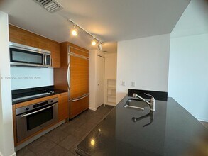 50 Biscayne Blvd, Unit 3807 in Miami, FL - Foto de edificio - Building Photo