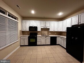 212 Bowling Green Cir in Stephens City, VA - Building Photo - Building Photo