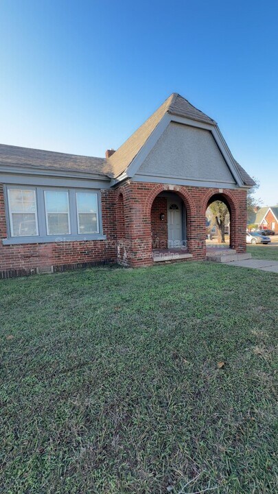 946 East Dr in Oklahoma City, OK - Building Photo