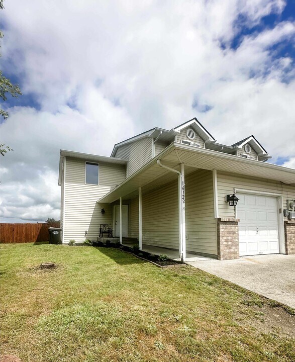 16122 Prairie Heights St SE in Yelm, WA - Building Photo